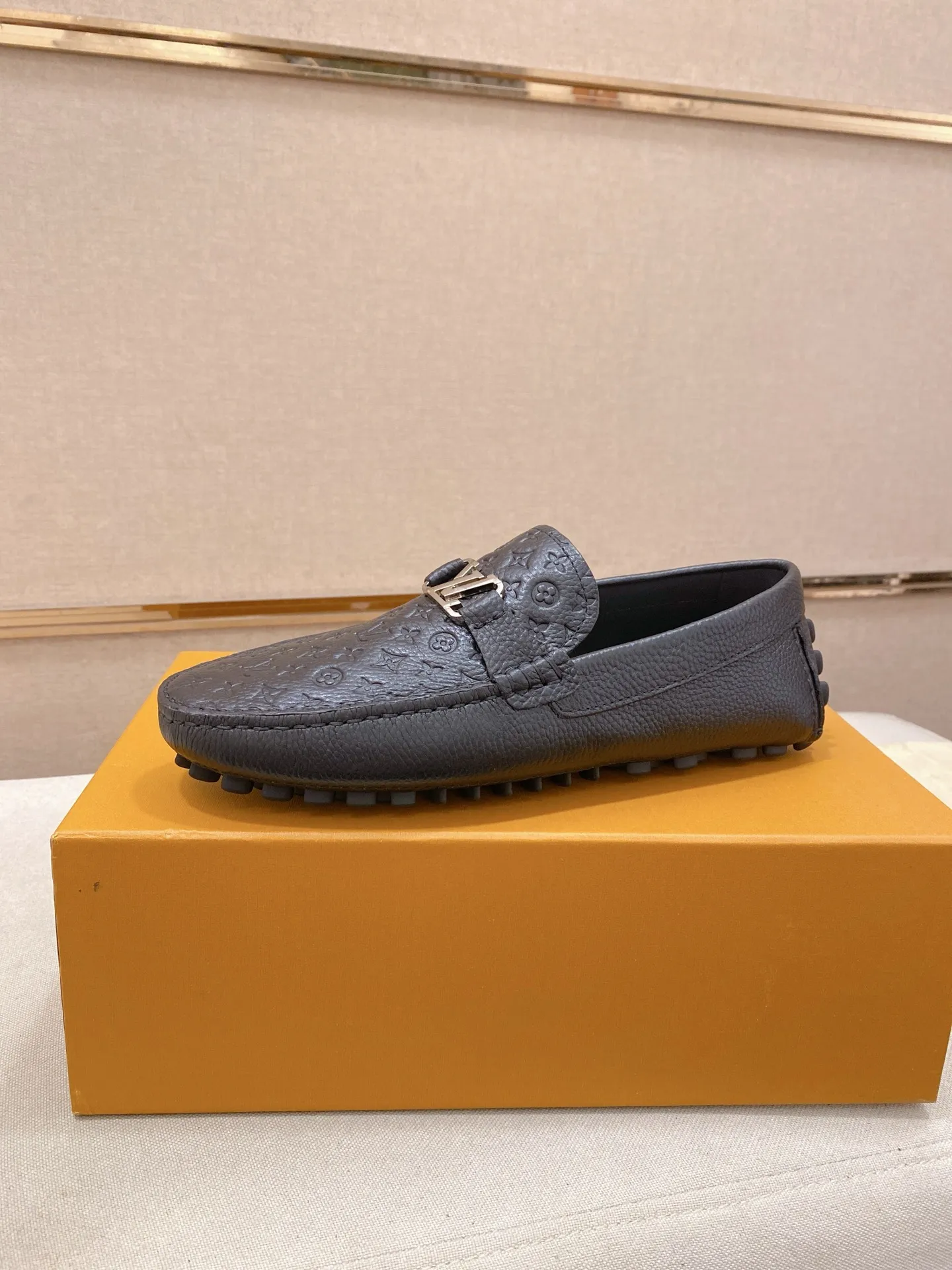 Factory price: 500💰High-end quality! LV 🆕🆕Exclusive hot-selling products in stock🔥🔥New products on the shelves, high-quality Ferragamo men's pea shoes, high-end casual driving shoes, with complete packaging! 💪 💪 Material: imported pebbled first-layer cowhide 🐂 + imported high-quality buffalo leather lining + wear-resistant outsole 👍🏻👍🏻 Features: high-end and comfortable, purely handmade 🚀 🚀 Create the perfect shoe that suits you best 🔥 🔥 Size: (38-44) 45 standard size can be customized!